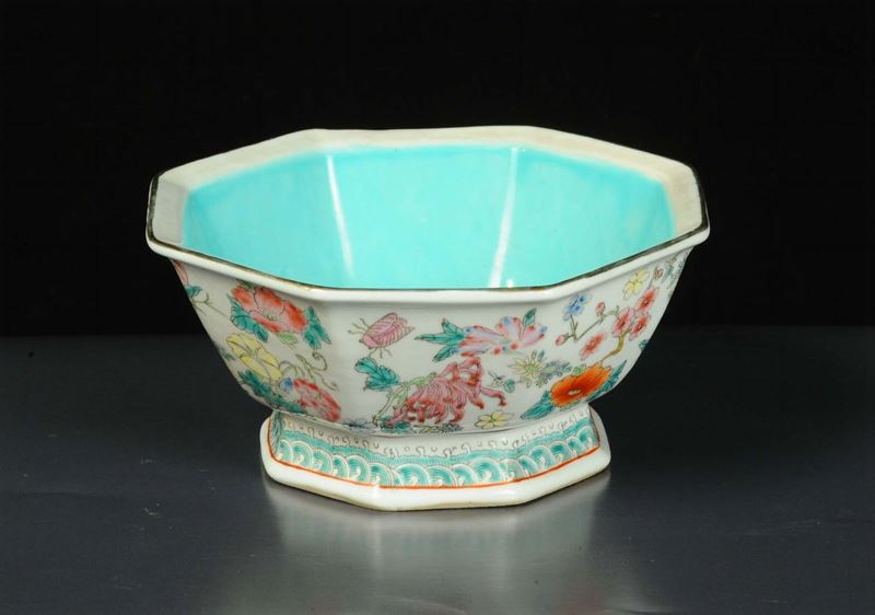 Ciotola in porcellana ottagonale, Cina inizio XX secolo  - Auction Oriental Art - Cambi Casa d'Aste
