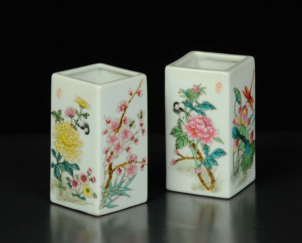 Coppia di vasetti portapennelli quadrati in porcellana, inizio XX secolo