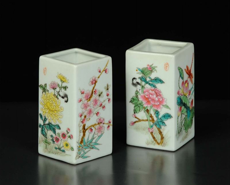 Coppia di vasetti portapennelli quadrati in porcellana, inizio XX secolo  - Asta Arte Orientale - Cambi Casa d'Aste