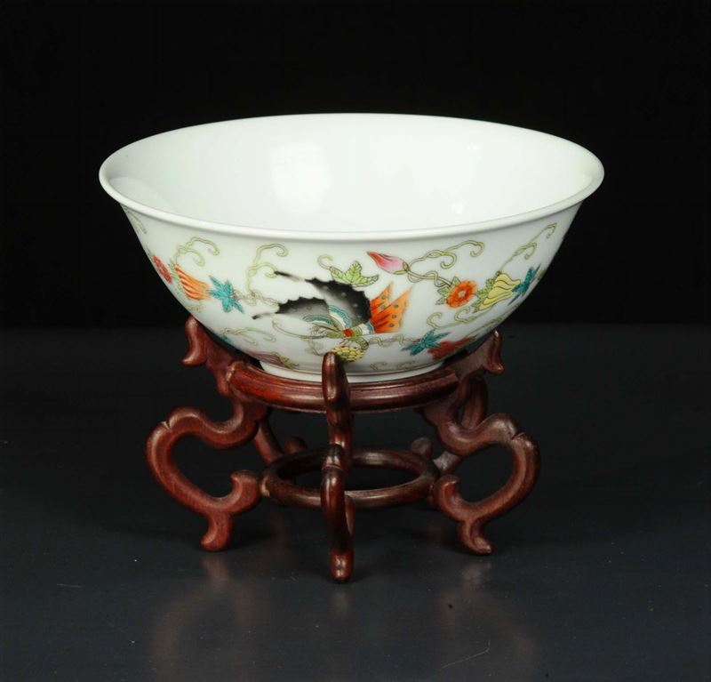 Ciotola in porcellana a decoro floreale, inizio XX secolo  - Auction Oriental Art - Cambi Casa d'Aste