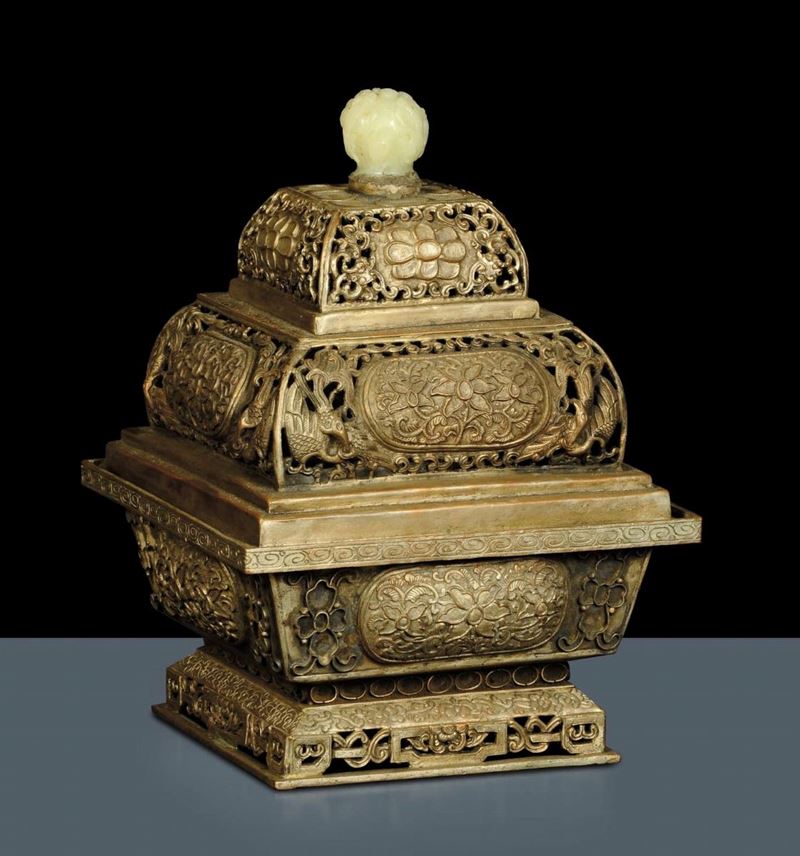 Contenitore rituale in rame argentato, Tibet XIX secolo  - Auction Oriental Art - Cambi Casa d'Aste