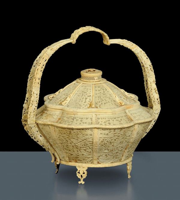 Raro cestino con manico in avorio finemente inciso, Cina, Regione del Kiang-si, dinastia Ch’ing, regno di Tao-Kuang