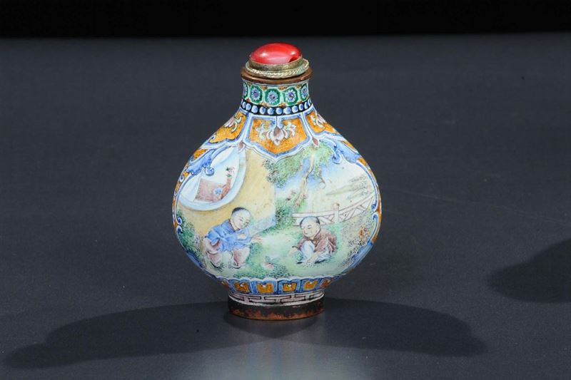 Snuff bottle in rame smaltato, decoro di bimbi in policromia, XVIII secolo  - Asta Arte Orientale - Cambi Casa d'Aste
