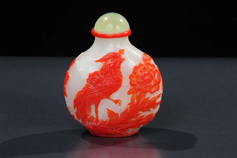 Snuff bottle bianca con sovrapposizione di uno strato color rosso, Cina  - Auction Oriental Art - Cambi Casa d'Aste
