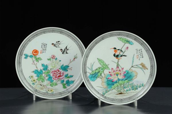 Coppia di piatti in porcellana dipinti in policromia, Cina