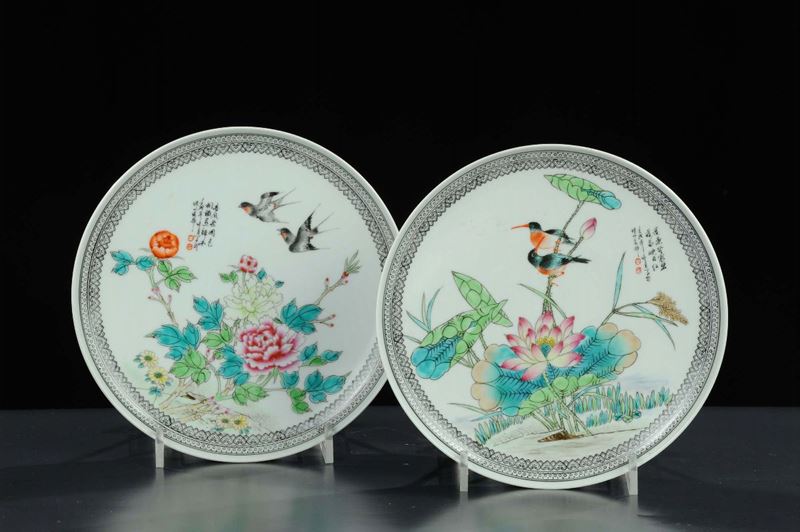 Coppia di piatti in porcellana dipinti in policromia, Cina  - Asta Arte Orientale - Cambi Casa d'Aste