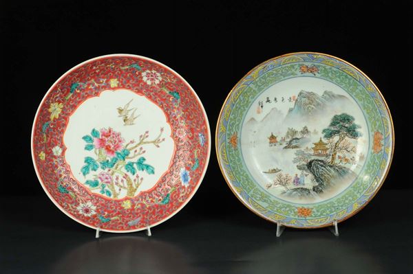 Due piatti decorativi in porcellana, 1950 circa
