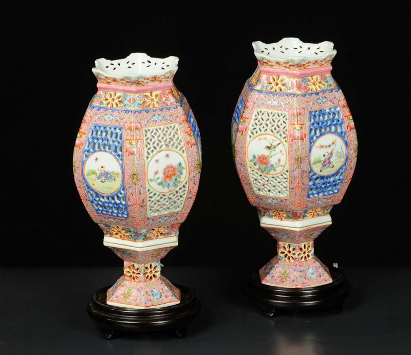 Coppia di lanterne in porcellana traforata, Cina 1970 circa  - Auction Oriental Art - Cambi Casa d'Aste