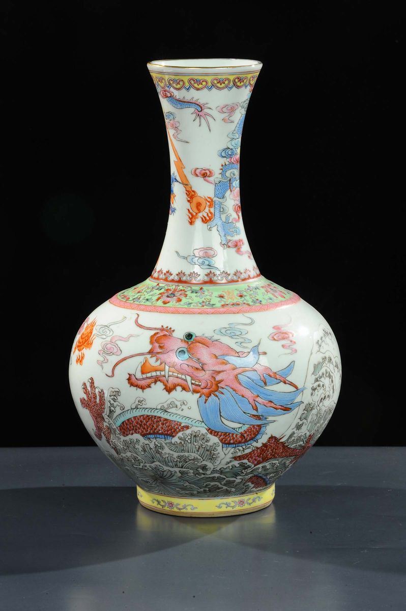 Vaso in porcellana a fiasca, 1950 circa  - Asta Arte Orientale - Cambi Casa d'Aste
