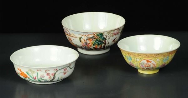 Tre ciotoline in porcellana a decoro floreale in policromia, fine XIX secolo