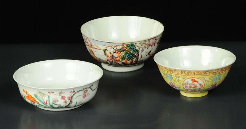 Tre ciotoline in porcellana a decoro floreale in policromia, fine XIX secolo  - Asta Arte Orientale - Cambi Casa d'Aste