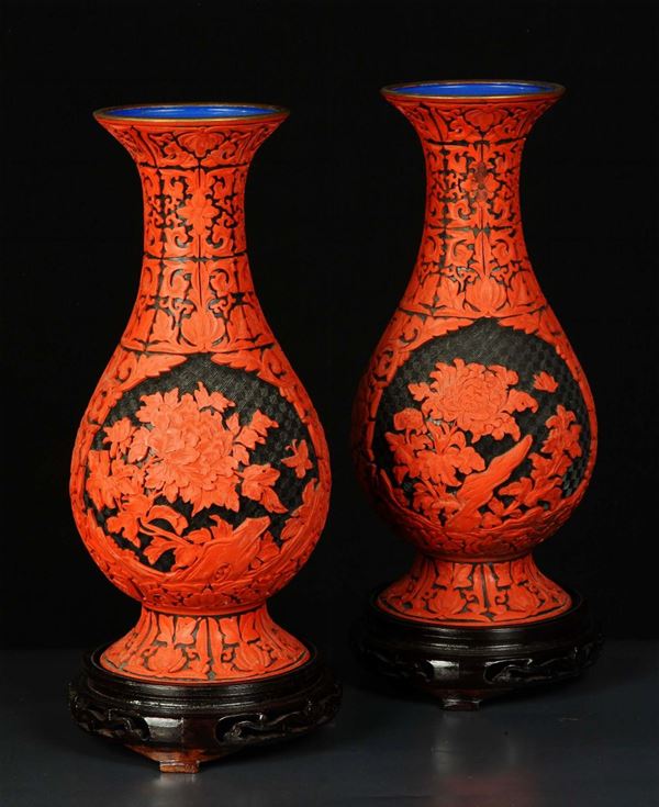 Coppia di vasi in lacca (Cinabro) policroma intagliata, Cina