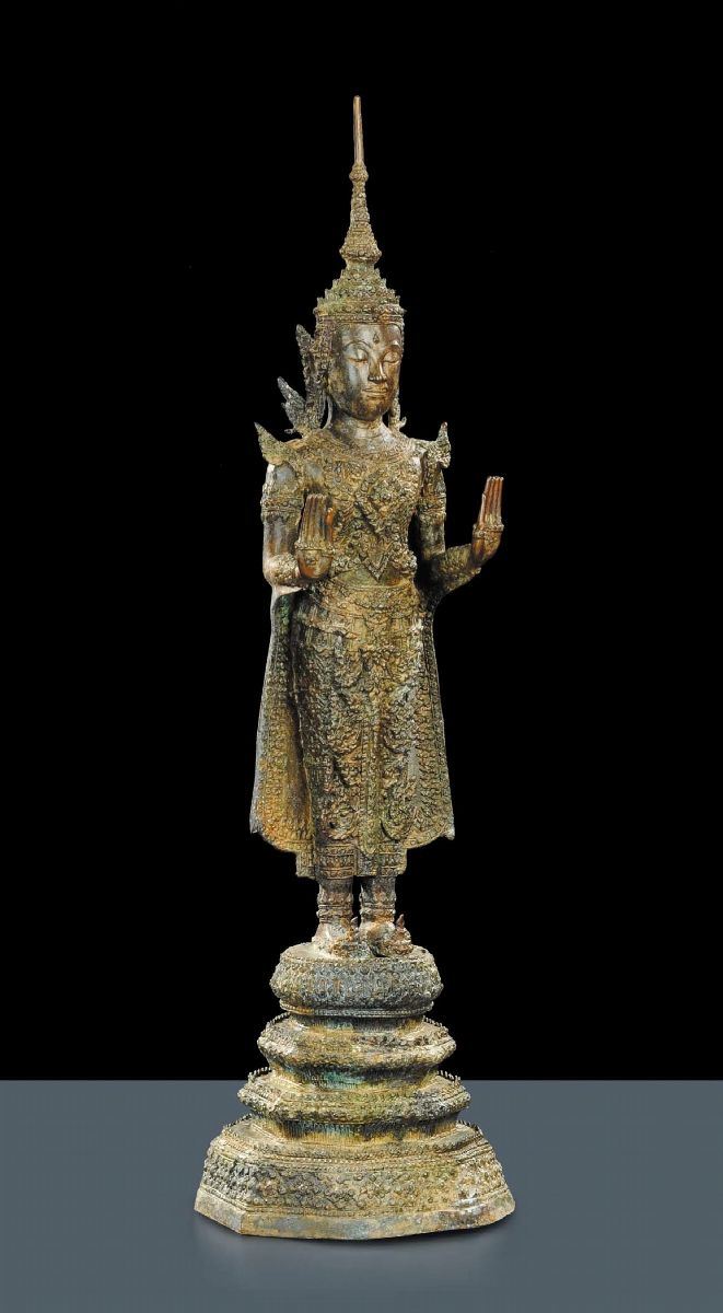 Buddha in piedi in bronzo, Tailandia XIX secolo  - Asta Arte Orientale - Cambi Casa d'Aste