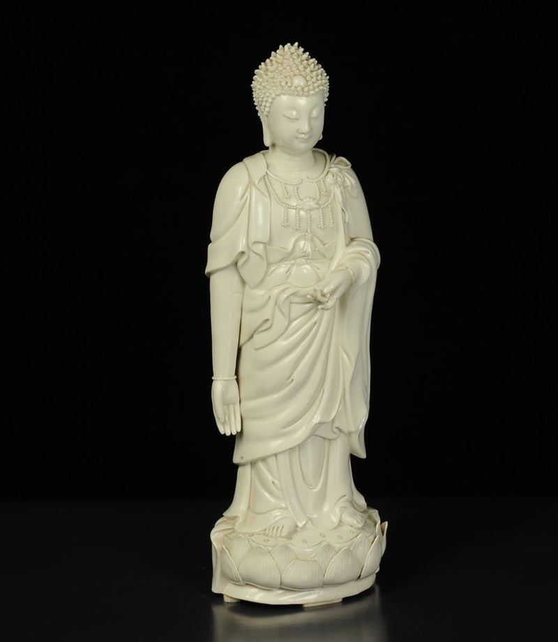 Buddha in piedi in porcellana, Cina XX secolo  - Asta Arte Orientale - Cambi Casa d'Aste