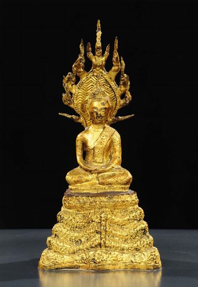 Buddha Seduto sul Naga in Bronzo Dorato, Tailandia XIX Secolo