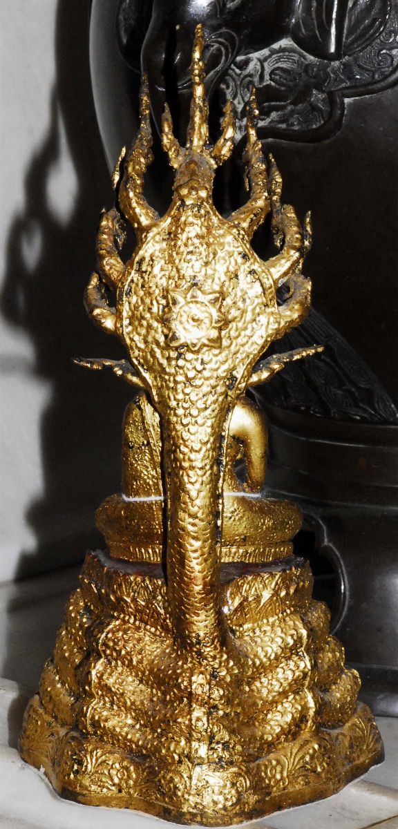 Buddha Seduto sul Naga in Bronzo Dorato, Tailandia XIX Secolo