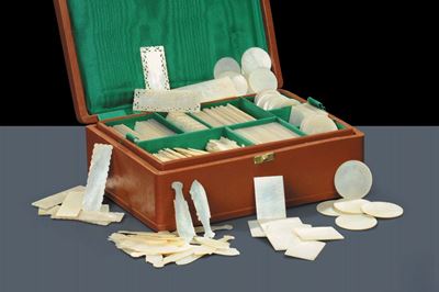 Scatola Foderata in Pelle Contenente 246 Fiches da Gioco in Madreperla Finemente Incise e Trafora...