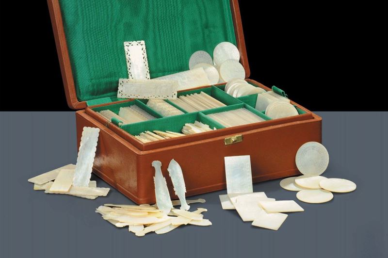 Scatola foderata in pelle contenente 246 fiches da gioco in madreperla finemente incise e traforate  - Auction Oriental Art - Cambi Casa d'Aste