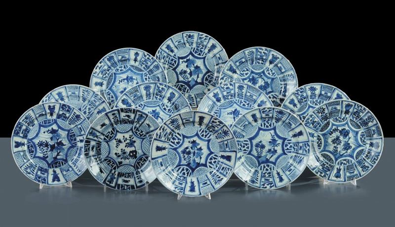 Dodici piatti in porcellana, Cina XVIII secolo  - Asta Arte Orientale - Cambi Casa d'Aste