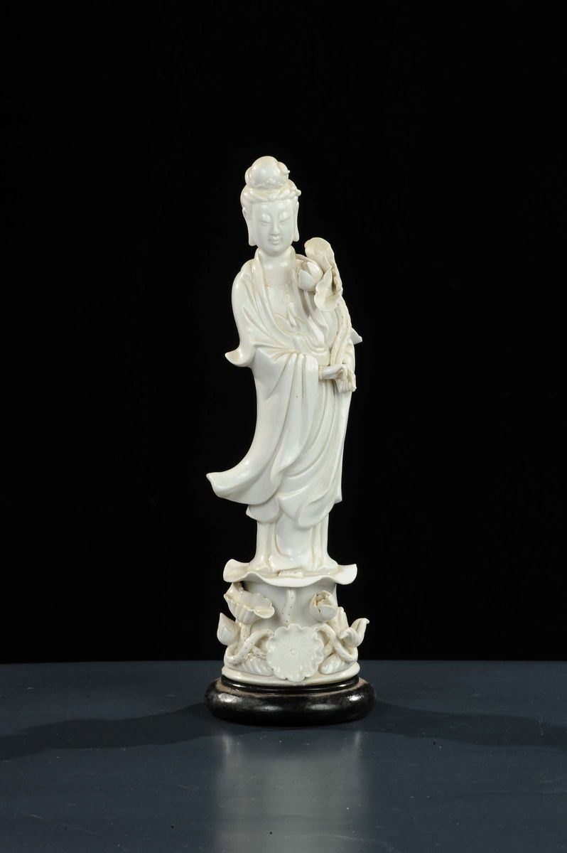 Guanyin in porcellana, Cina XX secolo  - Asta Arte Orientale - Cambi Casa d'Aste
