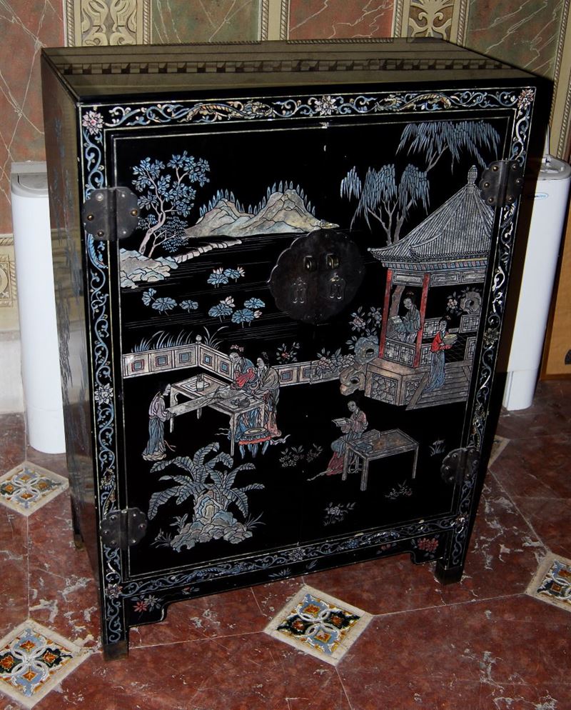 Mobile in legno in lacca policroma Tianqi, Cina 1950 circa  - Asta Arte Orientale - Cambi Casa d'Aste