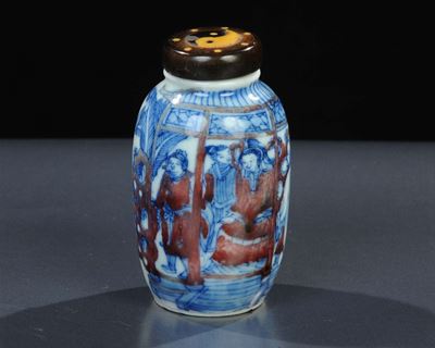 Snuff Bottle in Porcellana con Coperchio in Legno e Avorio, Marchio Ch'en Lung, 1736/1795