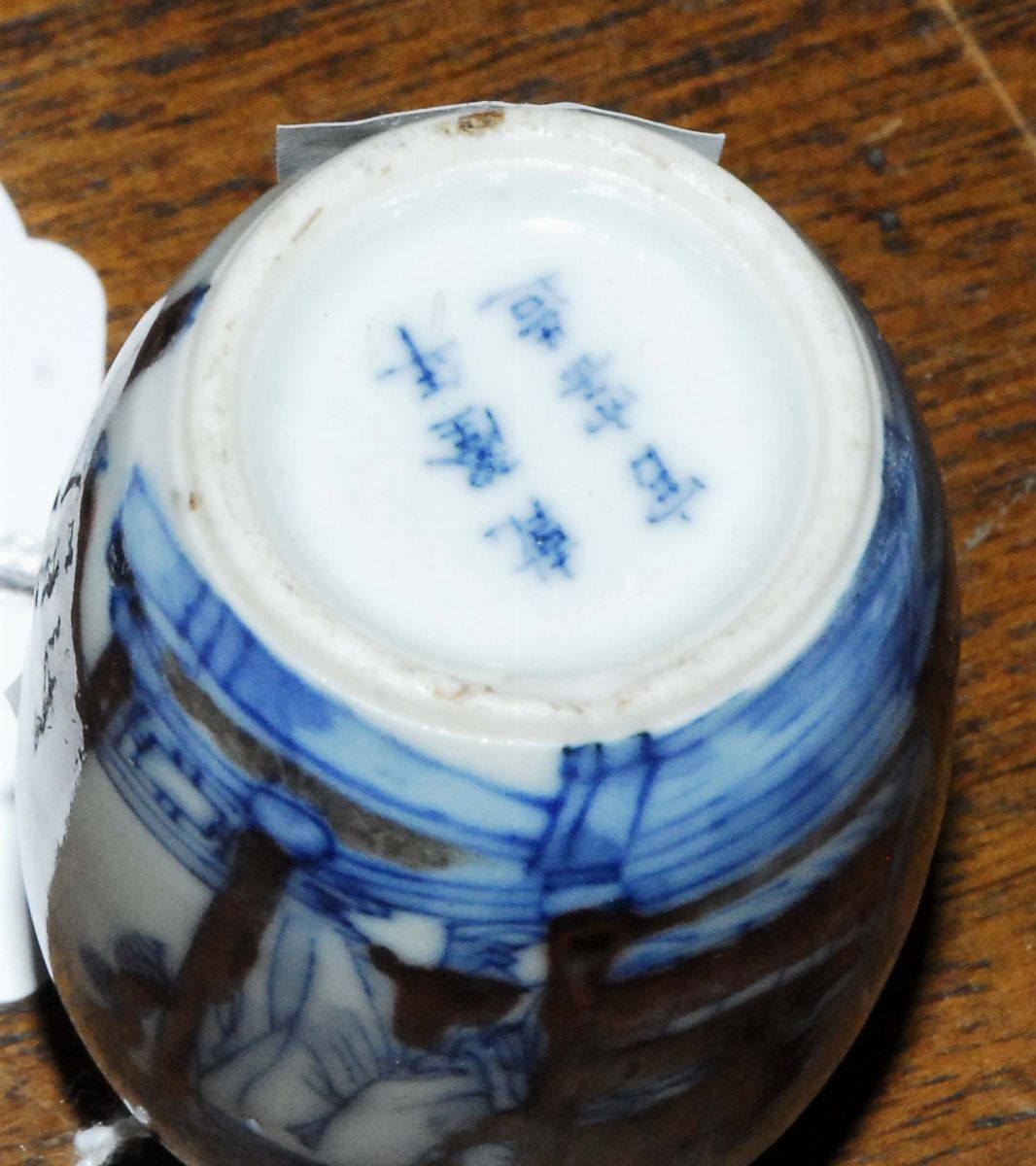 Snuff Bottle in Porcellana con Coperchio in Legno e Avorio, Marchio Ch'en Lung, 1736/1795