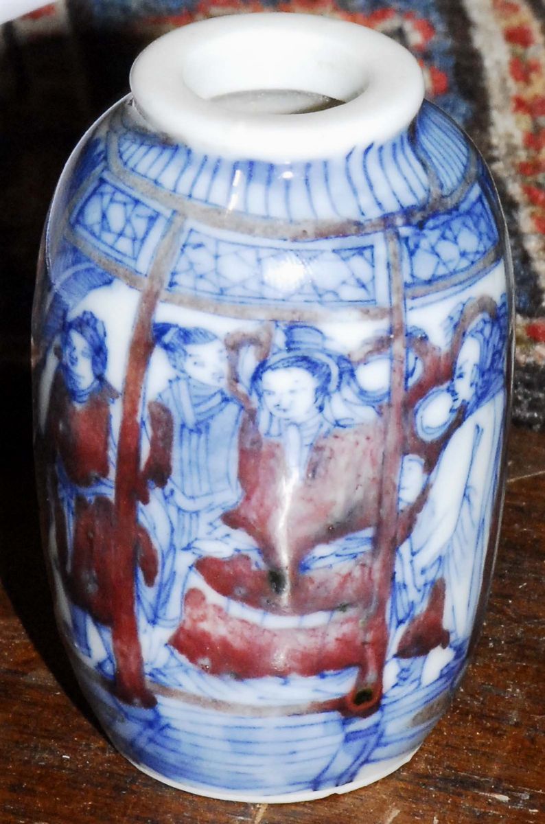 Snuff Bottle in Porcellana con Coperchio in Legno e Avorio, Marchio Ch'en Lung, 1736/1795