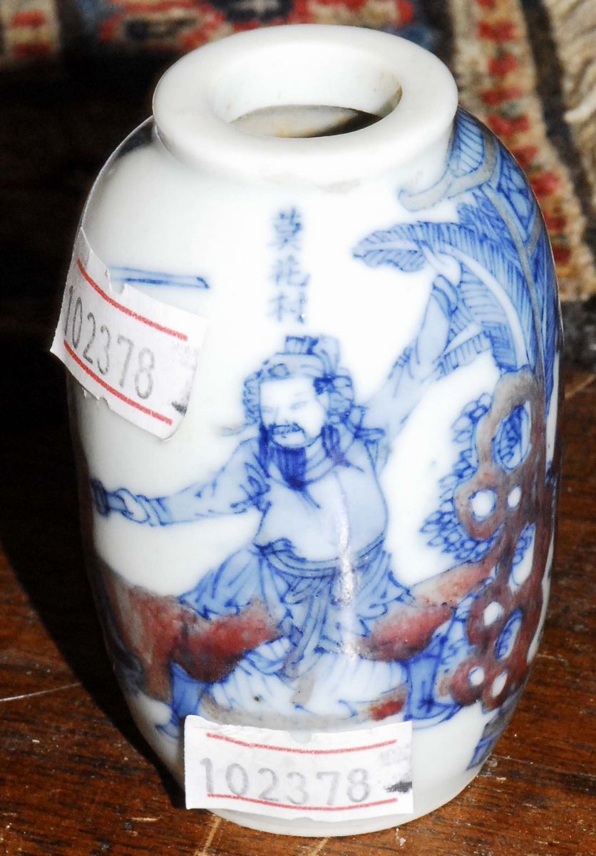 Snuff Bottle in Porcellana con Coperchio in Legno e Avorio, Marchio Ch'en Lung, 1736/1795