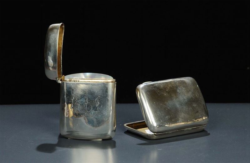 Due portasigarette in argento, Inghilterra XX secolo, gr. 160 circa  - Asta Asta OnLine 12-2011 - Cambi Casa d'Aste