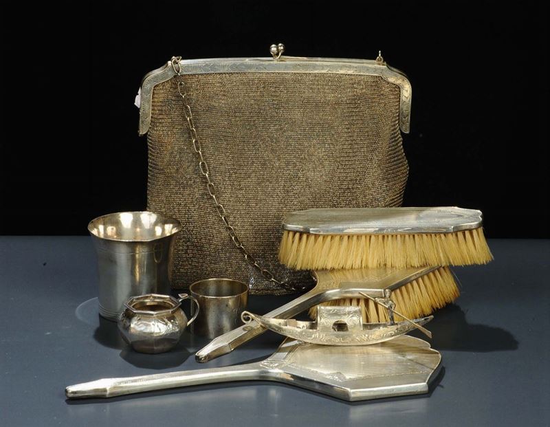 Lotto di oggetti in argento tra cui borsetta spazzola vasetti ed altro  - Auction OnLine Auction 12-2011 - Cambi Casa d'Aste