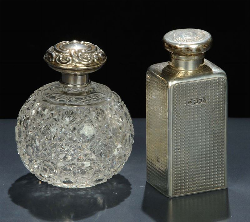 Pçiccola bottiglia a base quadrata in argento, Inghilterra, Londra 1910  - Auction OnLine Auction 12-2011 - Cambi Casa d'Aste