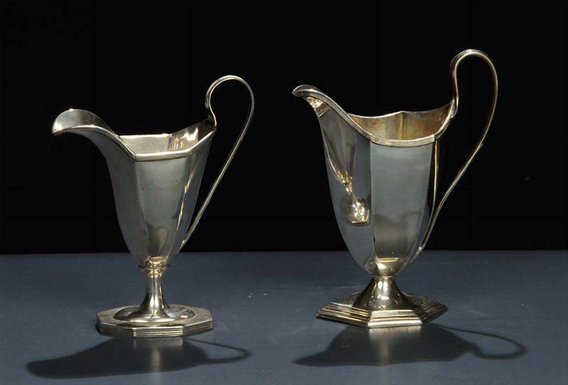 Due lattiere in argento, Sheffield fine XIX inizio XX secolo, gr. 300 circa  - Asta Asta OnLine 12-2011 - Cambi Casa d'Aste