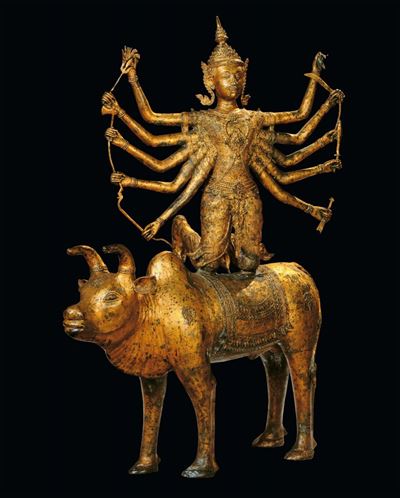 Statua Raffigurante Maheshwari che Cavalca il Bue in Bronzo Dorato, Tailandia, XVIII-XIX Secolo