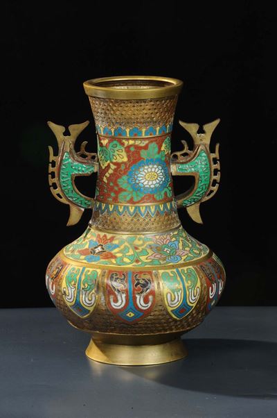 Vaso in Bronzo Dorato Decorato con Smalti Cloisonnè, Cina XIX Secolo