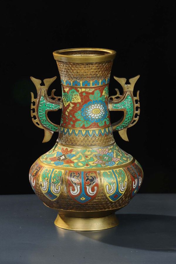 Vaso in bronzo dorato decorato con smalti cloisonnè, Cina XIX secolo