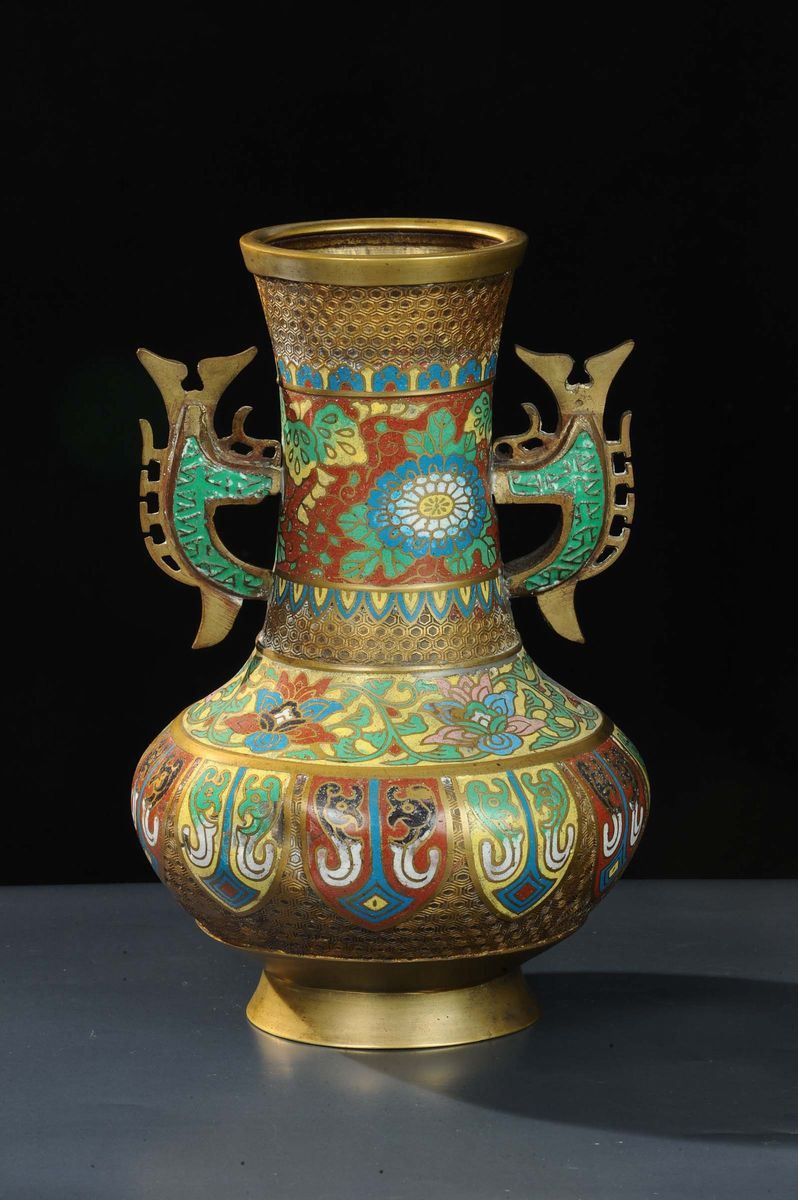 Vaso in bronzo dorato decorato con smalti cloisonnè, Cina XIX secolo  - Auction Oriental Art - Cambi Casa d'Aste