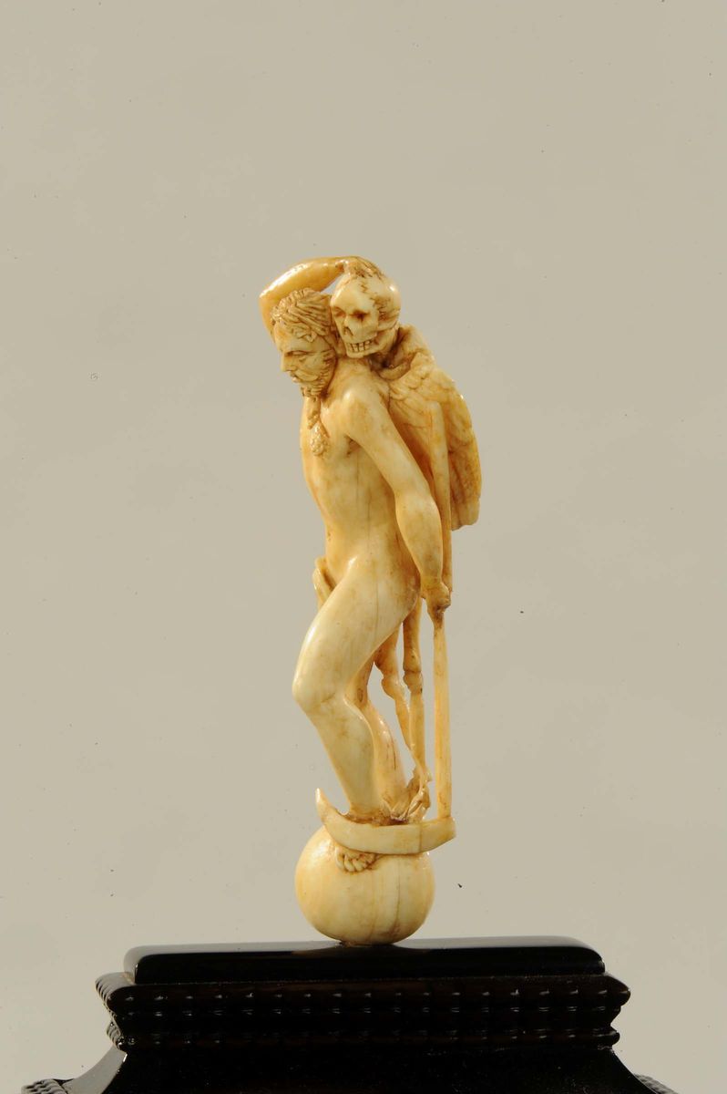 Orologio con Statue in Avorio Raffiguranti Preghiera, Lavoro e Cronos con Jacquemart in Spalla. A...