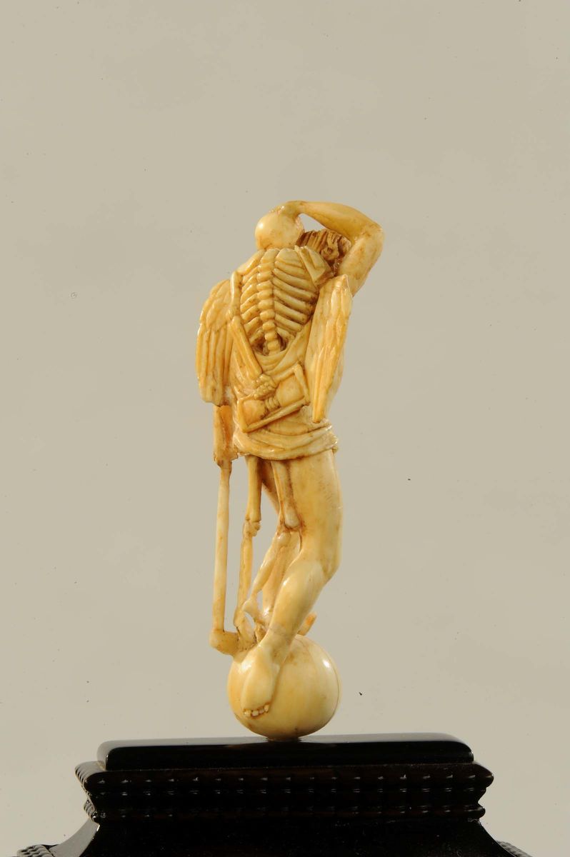 Orologio con Statue in Avorio Raffiguranti Preghiera, Lavoro e Cronos con Jacquemart in Spalla. A...