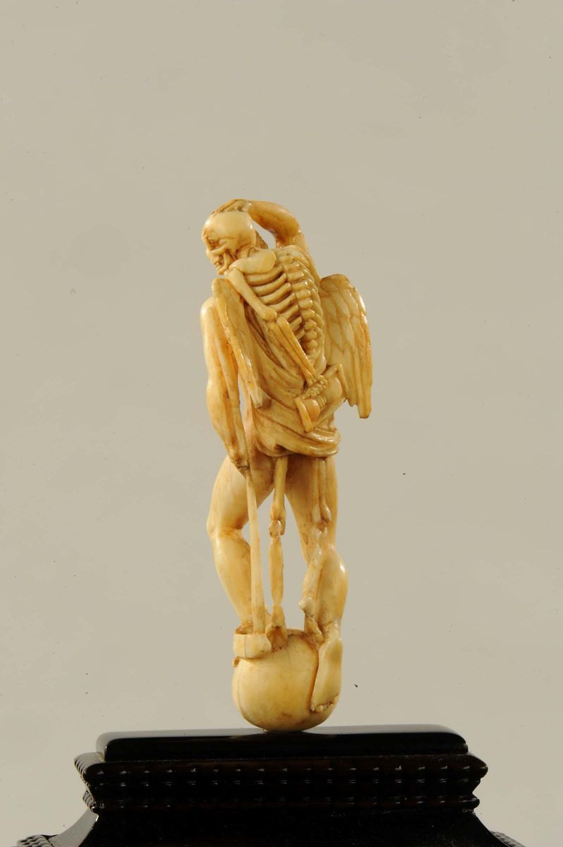 Orologio con Statue in Avorio Raffiguranti Preghiera, Lavoro e Cronos con Jacquemart in Spalla. A...