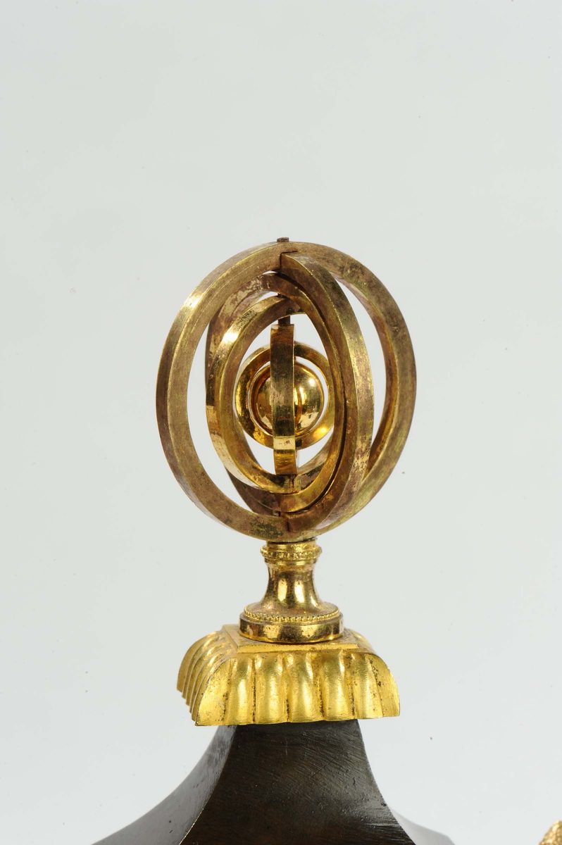 Orologio Impero a Vaso in Bronzo Dorato e Patinato, XIX Secolo