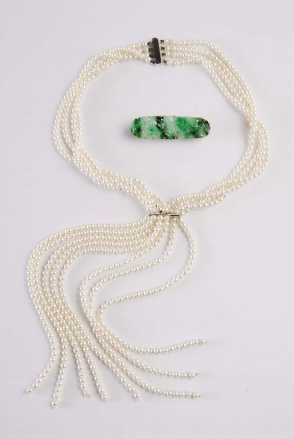 Lotto composto da choker di perle e spilla in giadeite verde