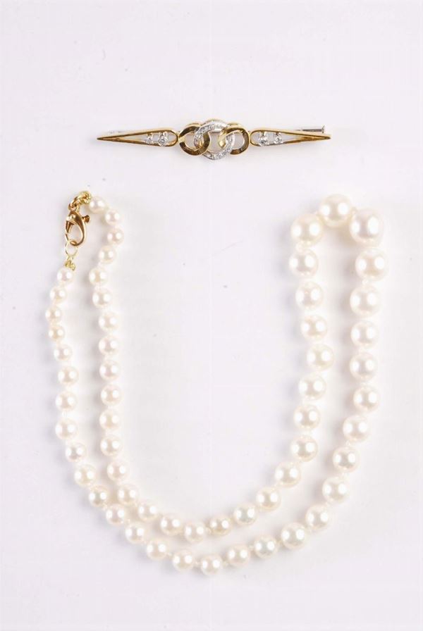 Lotto composto da una collana di perle Akoya ed una spilla