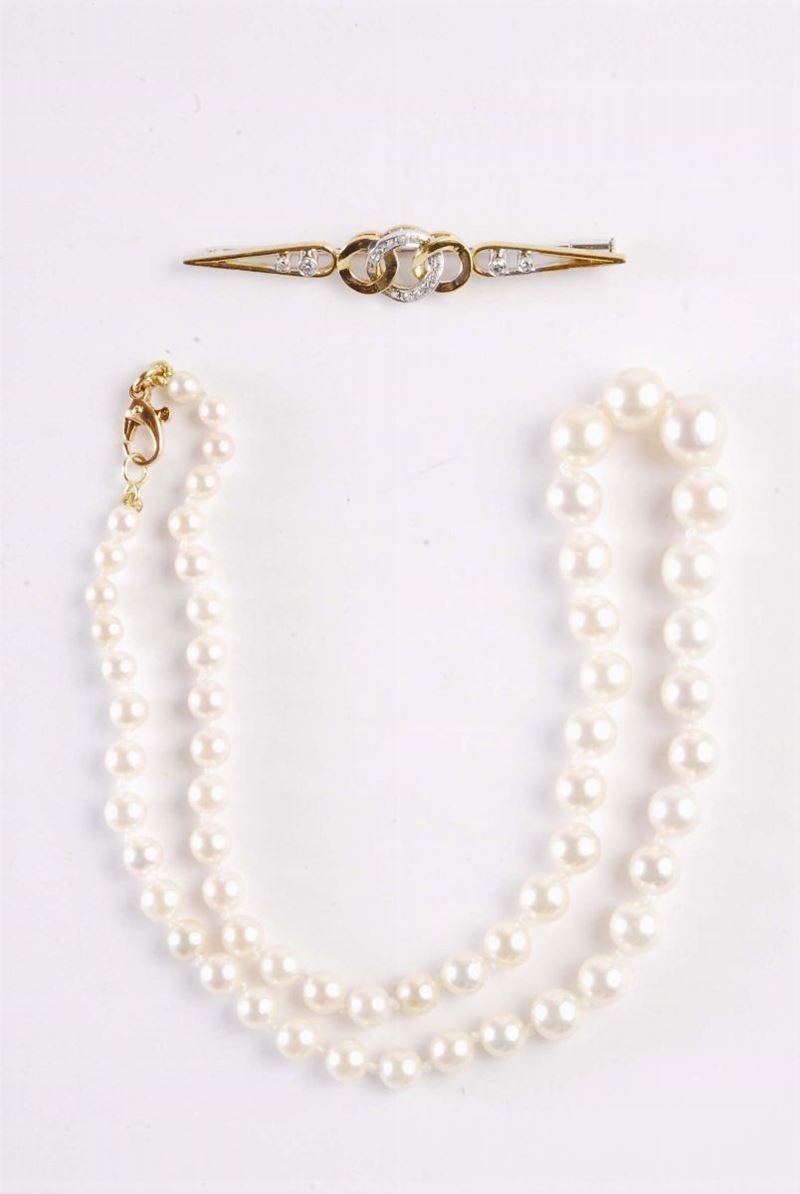 Lotto composto da una collana di perle Akoya ed una spilla  - Auction Ancient and Contemporary Clocks and Jewels - Cambi Casa d'Aste