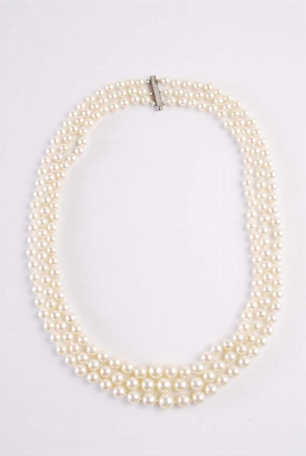 Collana composta da tre fili di perle Akoya