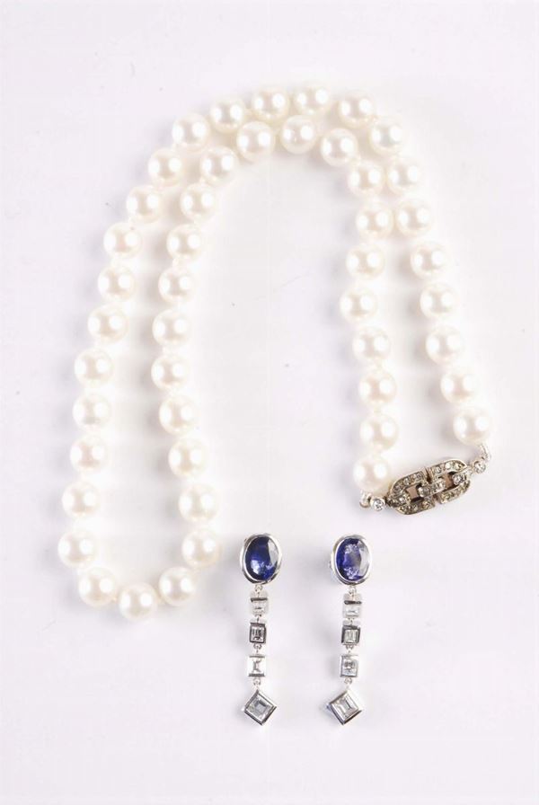 Lotto composto da una collana di perle ed orecchini