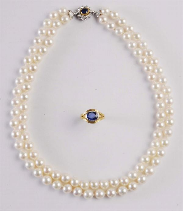 Lotto composto da collana di perle ed anello