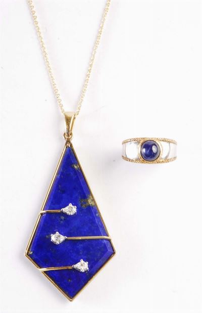 Lotto Composto da Anello con Zaffiro Cabochon e Pendente