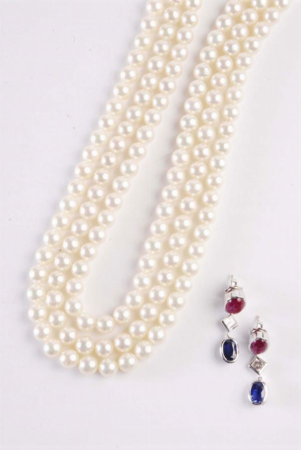 Lotto composto da tre fili di perle e orecchini