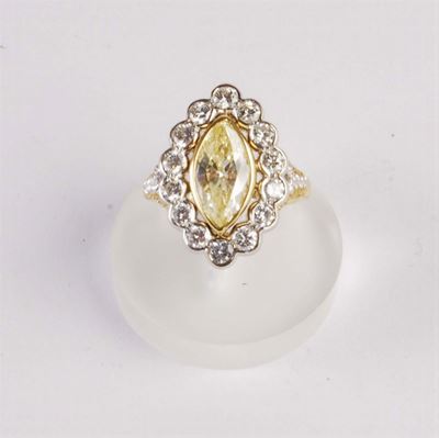 Anello con Diamante Giallo Taglio a Navette